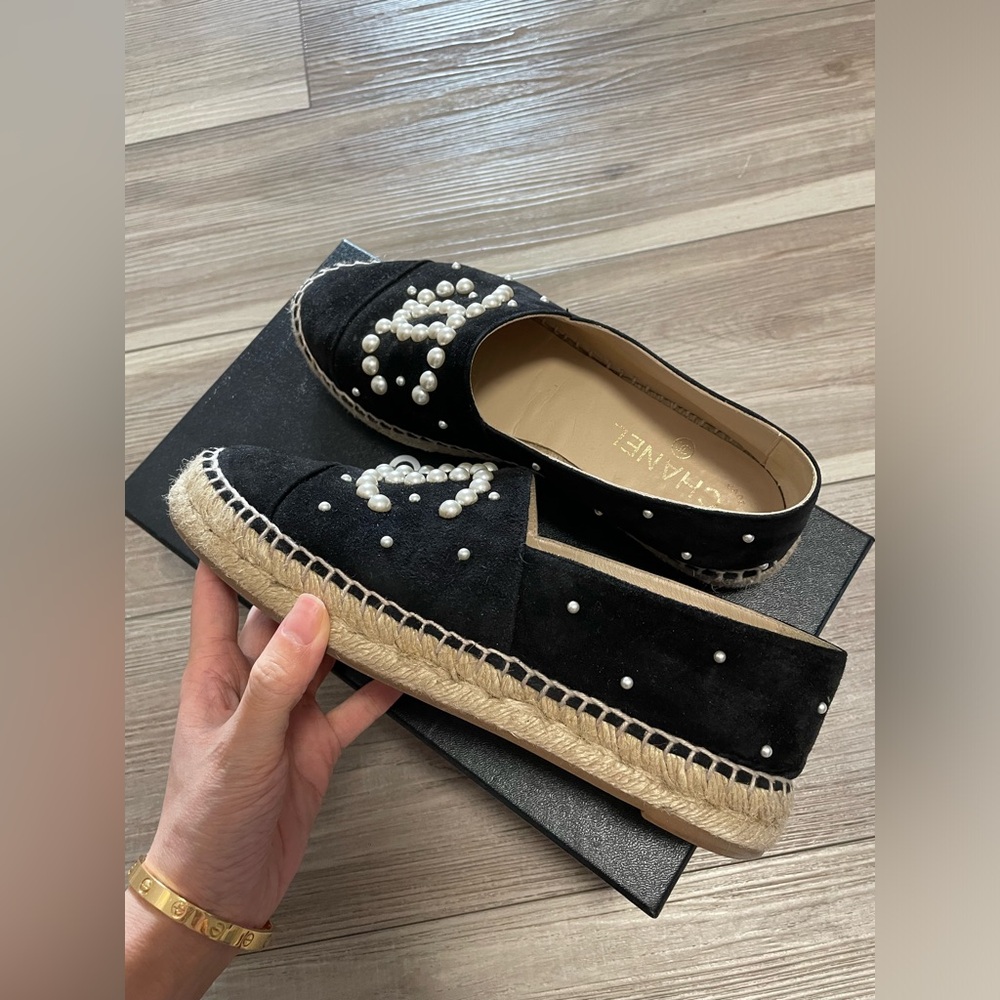 Chanel Espadrilles
Black suede& pearl - Picture 7 of 10